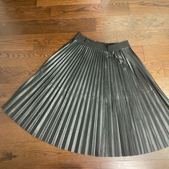 Joe Fresh Large Black Faux Leather Pleated Midi Skirt 🖤✨ - Picture 5 of 8